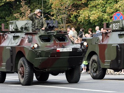 Ruszył, gdy przejeżdżał pociąg. Wojskowy „Żbik” uderzył w lokomotywę