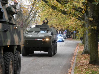 Wojskowy Żbik wjechał w pociąg. Kierowca ruszył z nieustalonych przyczyn