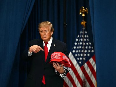 CBS News: W Białym Domu działa cicha grupa. Trump tańczy, jak mu zagrają