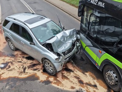 Zderzenie Mercedesa z miejskim autobusem. Sześć osób w szpitalu