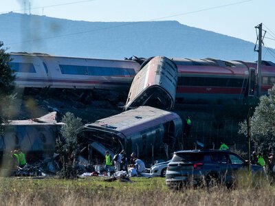 Tragedia w Hiszpanii: zderzyły się dla pociągi, wagony runęły ze skarpy