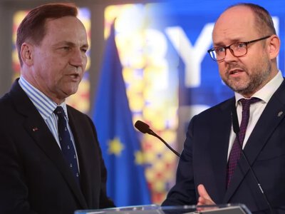 Proces Nawrockiego z Onetem. Ostra wymiana zdań Sikorskiego i Przydacza