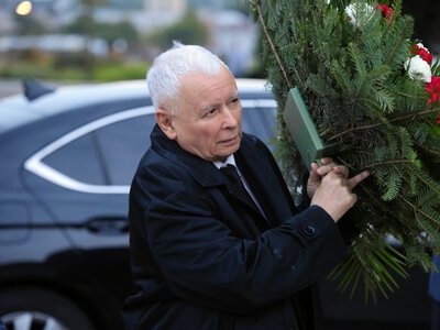 Zakaz, przeprosiny i 30 tys. złotych. Sąd o wieńcach Komosy pod pomnikiem smoleńskim