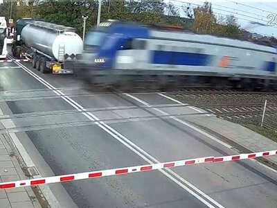 Sekunda od kolejnej tragedii na przejeździe kolejowym. Nagranie mrozi krew w żyłach