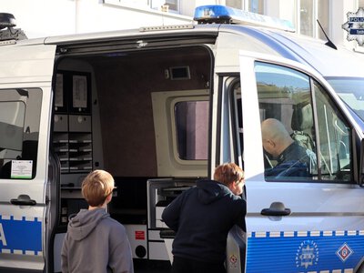 Portfel z tysiącami złotych leżał na ulicy. Reakcja 10-latków poruszyła policję