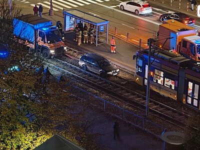 Kierowca wjechał na tory tramwajowe. Poważne utrudnienia w ruchu