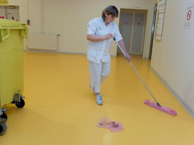 Ile zarabia salowa w szpitalu? Oto kwoty na rękę