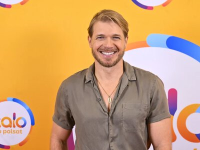 Tomasz Ciachorowski pokazał szafę. Jego ubrania mają po kilkadziesiąt lat