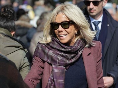 Prosty krój, guziki i długość do kolan. Tak nosi płaszcze Brigitte Macron