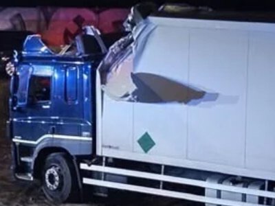 Ciężarówka nie zmieściła się pod wiaduktem. Utrudnienia na kolei