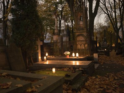 Odcinanie głów, zasłanianie luster i karmienie dusz. Tak żegnano zmarłych