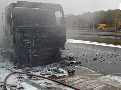 Pożar na drodze serwisowej „ekspresówki”. Doszczętnie spłonęła ciężarówka