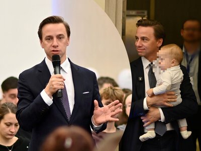 Tak Krzysztof Bosak łączy bycie tatą z pracą. Zabiera maluchy ze sobą!