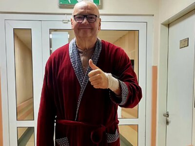 Słynny komentator już po operacji. Jest pierwsze zdjęcie ze szpitala