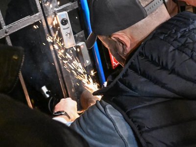 Brama TK sforsowana. Łańcuch przecięto szlifierką