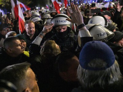 Protesty, policja i przepychanka prezydenta. Burzliwa noc przed TK
